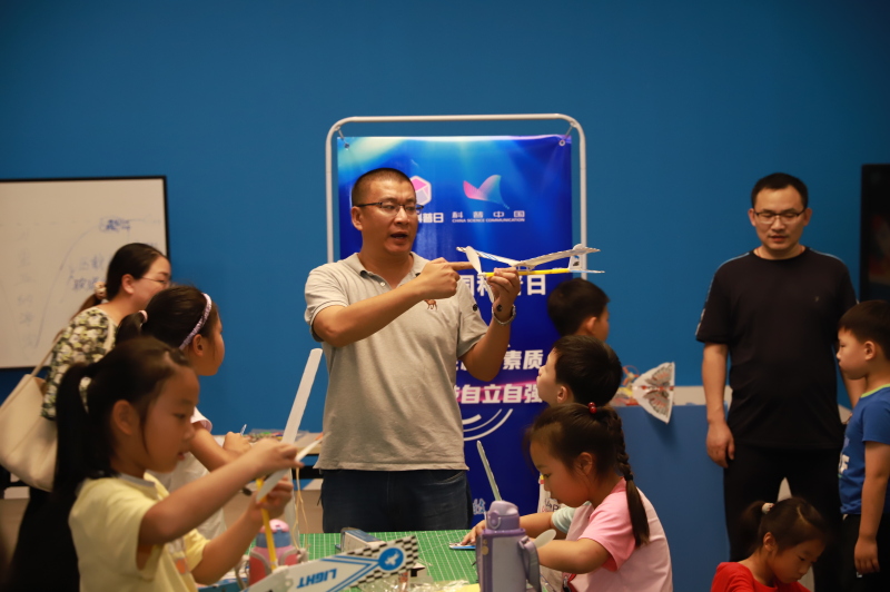 在当今快速发展的时代，教育科技、人才培养与社会发展之间的微妙关系日益凸显。如何理解这三者之间的互动机制？让我们通过几个具体案例来一探究竟。